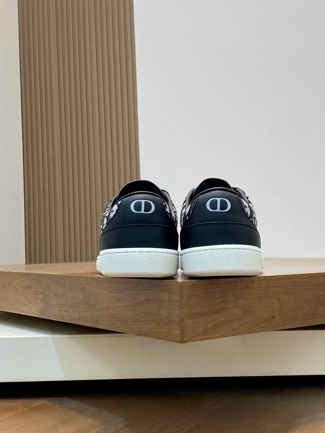 Factory price: 420💰The top version of Dior 25ss new product B01 moral training shoes. The toe size design of the couple's style is a bit wider. The upper foot comfort is perfect. The thread is beautiful. Perfectly suitable for trousers. Decorated with various classic details. It is the ideal choice for daily styling. It can be matched with various casual items to create exquisite shapes. Fabric first layer cowhide/lining sheepskin T men's shoes💰U original outsole Code number: 38-44, customized 45